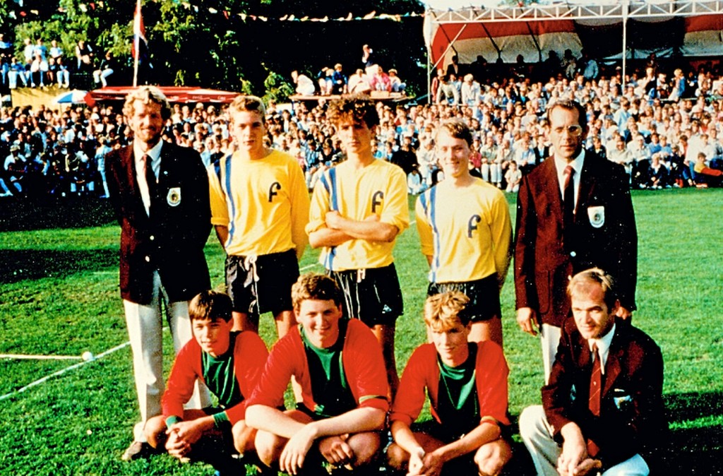 De finaleparturen op de Freule in 1985. V.l.n.r.: scheidsrechter Henk Hellinga (Makkum); partuur Franeker met Tjipco Vellinga, Mark Wever en Johan Sjoers; scheidsrechter Albert Knol (Blaricum). Geknield het partuur van Wommels, v.l.n.r.: Gerben Bootsma, Jouke Algra en Jappie Wijnia; scheidsrechter Jan M. Metselaar (Gravendeel)